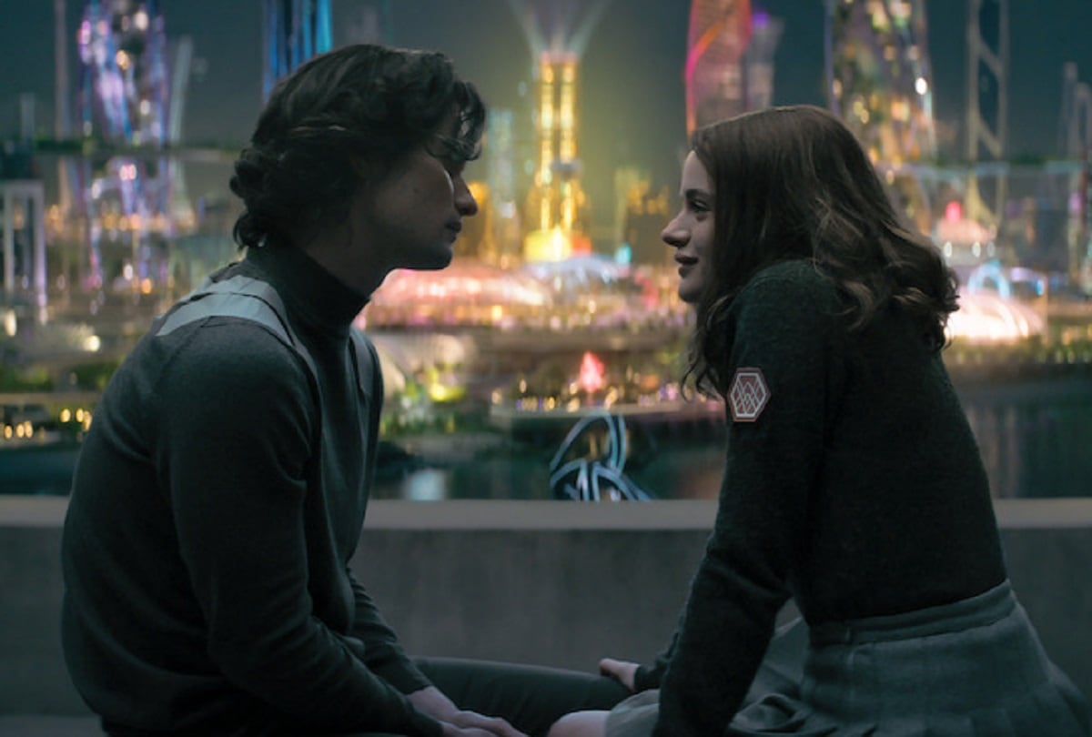 Chase Stokes como Peris y Joey King como Tally Youngblood en la película de acción y ciencia ficción "Los feos" (Foto: Netflix)