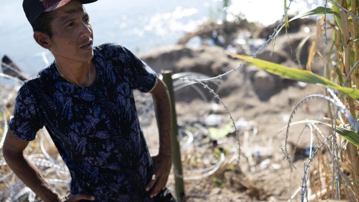 Marco Antonio González, un mexicano de 37 años, colecta ropa, dinero y pertenencias que los migrantes dejan en la orilla del Río Grande, en la frontera entre México y Estados Unidos y los lleva a un refugio para cambiar por comida (Foto: AFP)