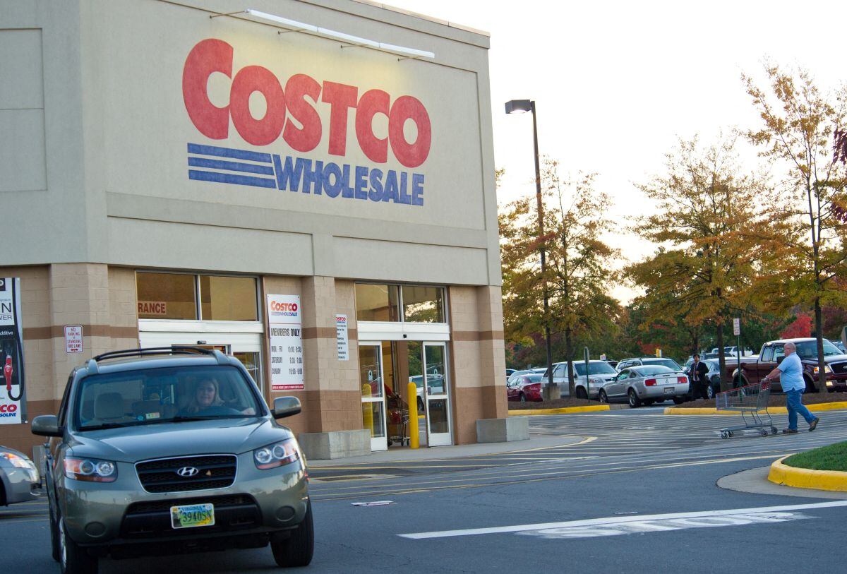 Compradores en una tienda Costco Wholesale Club en Manassas, Virginia, el 16 de octubre de 2012 (Foto: Karen Bleier / AFP)