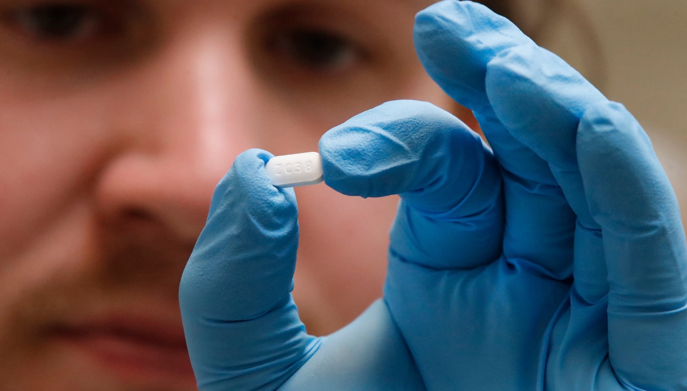 Hay quienes, por diversos motivos, necesitan visitar una farmacia de urgencia el pleno 25 de diciembre, así que es importante saber cuáles abren y sus horarios (Foto: AFP)