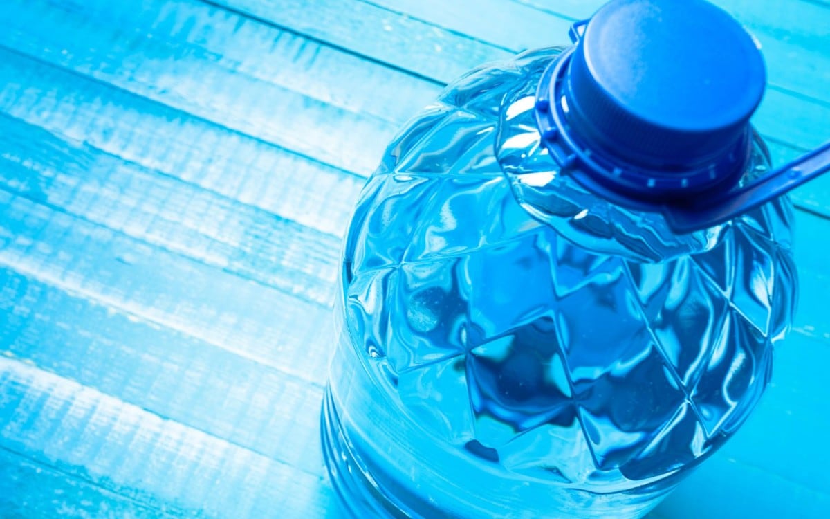 La FDA ordenó el retiro de más de 38.000 galones de agua destilada tras detectarse una sustancia negra flotante en algunos envases. (Foto referencial: Freepik)