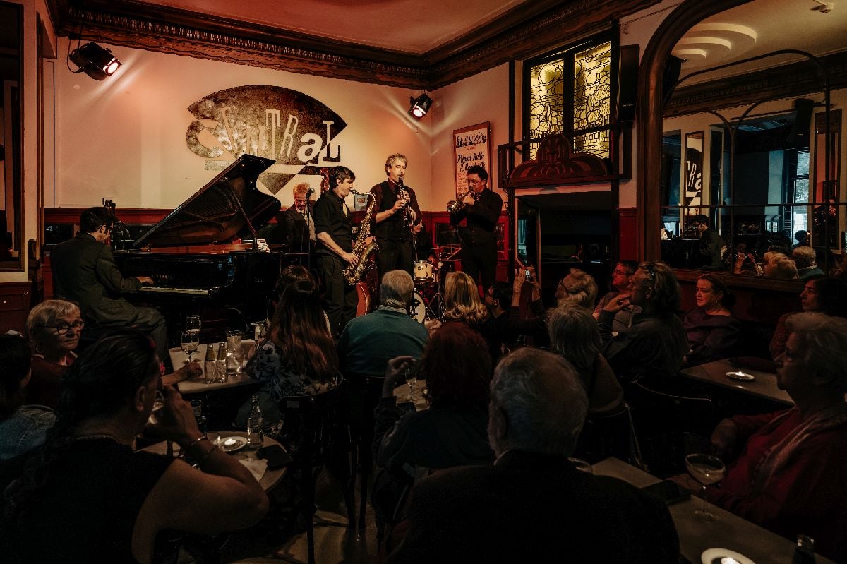 Una banda toca en el Café Central la última noche antes del cierre de este local de jazz con 44 años de historia. Fotógrafo: Emilio Parra Doiztua/Bloomberg