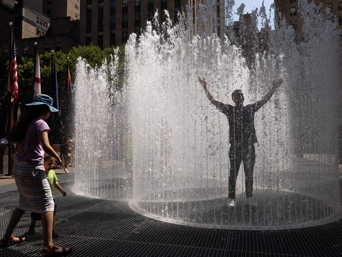 Ciudadanos de Nueva York refrescándose en un día caluroso (Foto: AFP)