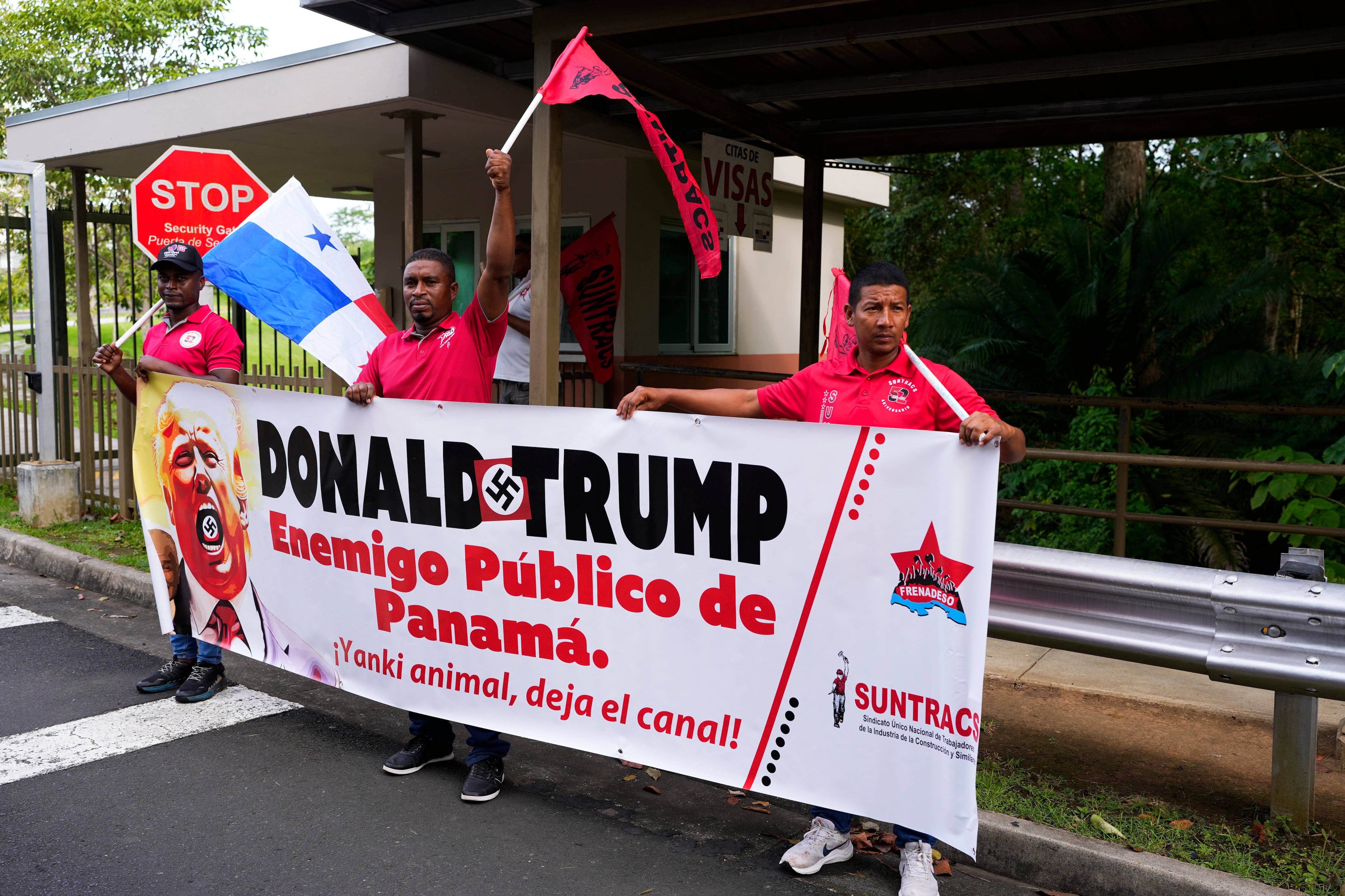 Manifestantes sostienen una pancarta que dice "Donald Trump, enemigo público de Panamá", durante una protesta frente a la embajada de Estados Unidos en la ciudad de Panamá el 24 de diciembre de 2024. (Foto de ARNULFO FRANCO / AFP)