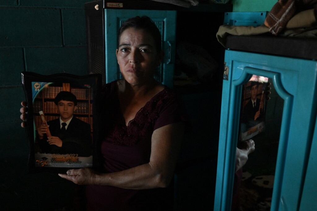 Elba Idalia Hernández, de 49 años, muestra una foto de su hijo Kelvin Steven García, de 18, quien fue arrestado durante el decreto de estado de emergencia del gobierno salvadoreño en la comunidad de La Nueva Cruzadilla, Jiquilisco, El Salvador, el 10 de marzo de 2025. (Foto: PERSONAL / AFP)