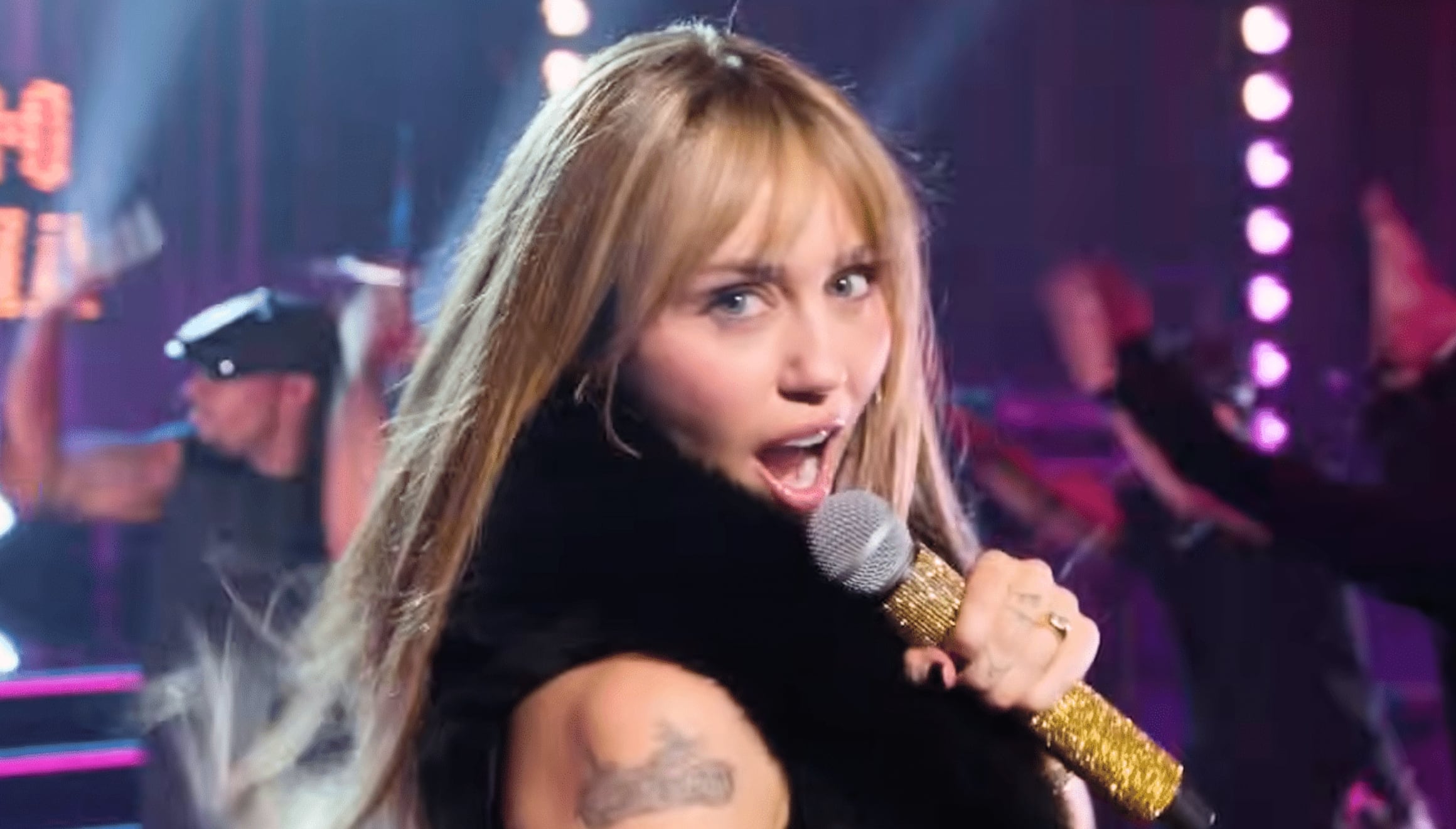 En "Hannah Montana 20th Anniversary Special", Miley Cyrus realiza una entrevista con Alex Cooper (Foto: Walt Disney Pictures)