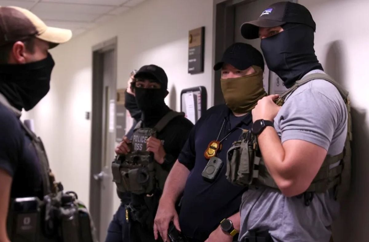 Agentes federales supervisando las audiencias del tribunal de inmigración en el edificio federal Jacob K. Javits, en Nueva York (EE.UU.). Foto: EFE/EPA/ Sarah Yenesel.