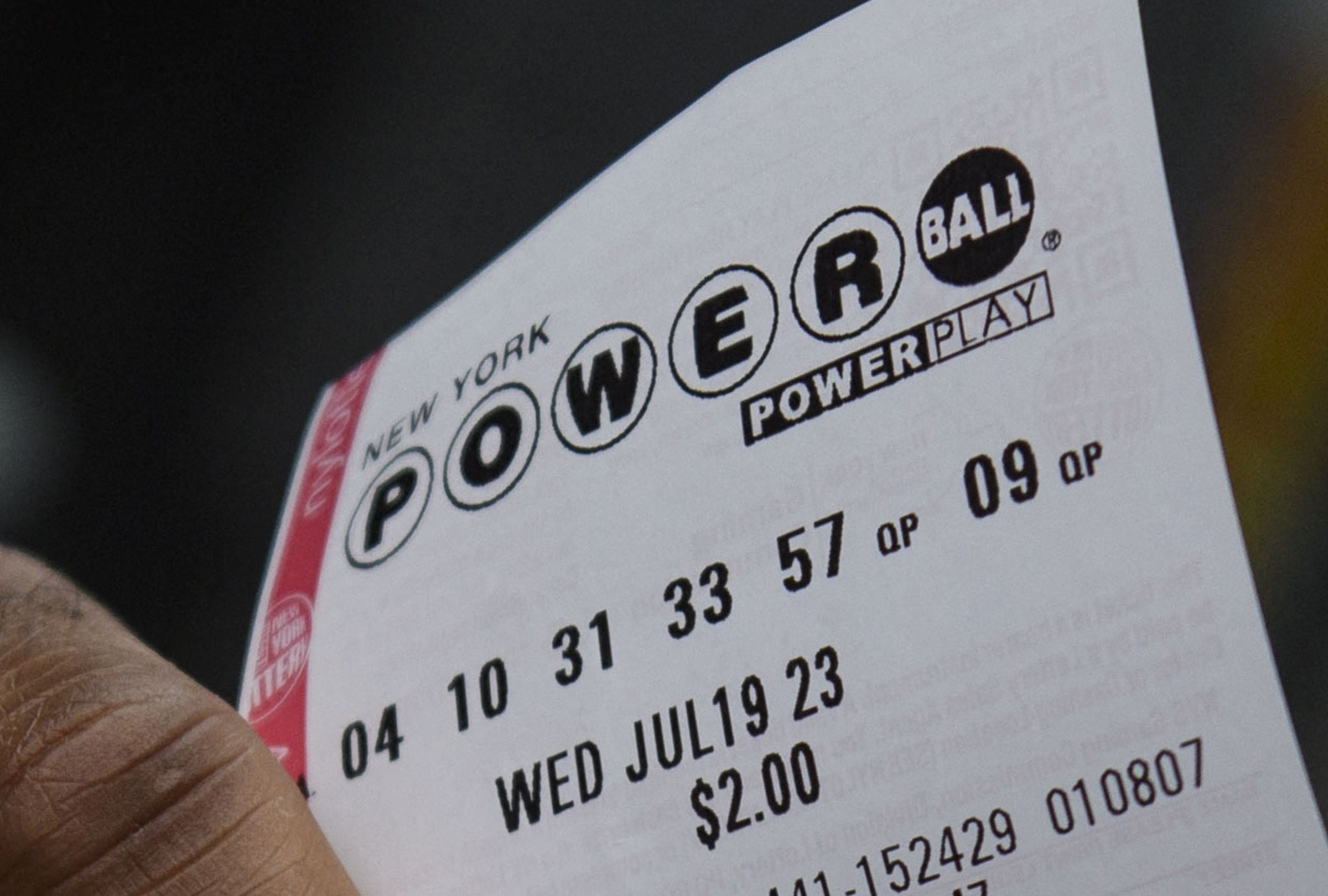 En esta nota conocerás los resultados del sorteo del Powerball del sábado 06 de junio y descubrir si alguien se quedó con el premio mayor. (Foto: ANGELA WEISS / AFP)