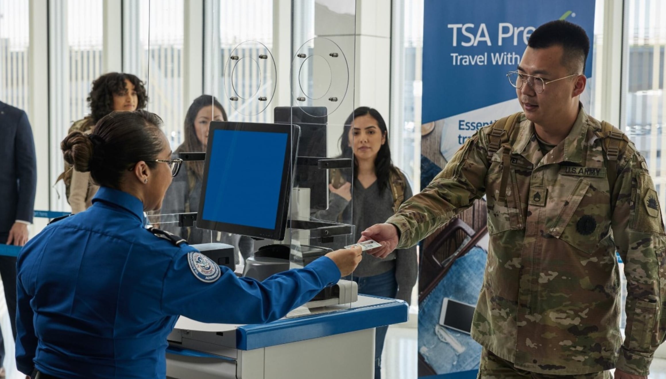Los funcionarios de la TSA en los aeropuertos serán estrictos al solicitar cierta documentación antes de abordar vuelos nacionales en Estados Unidos (Foto: TSA)