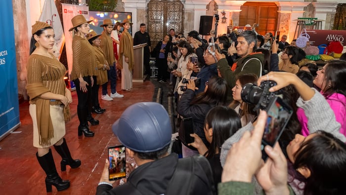 La Alianza Francesa de Arequipa acoge esta feria de productos elaborados con fibra de alpaca, donde los visitantes podrán conocer y comprar creaciones de artesanos locales. Foto: Mincetur.