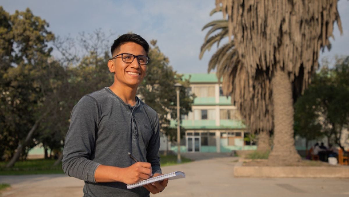 Beca Permanencia 2025 busca garantizar que miles de jóvenes de universidades públicas culminen sus estudios sin que la falta de recursos económicos sea un impedimento. Foto: Pronabec.