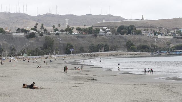 Las playas es el espacio con menos contagios y con un riesgo mínimo, dice el Colegio Médico