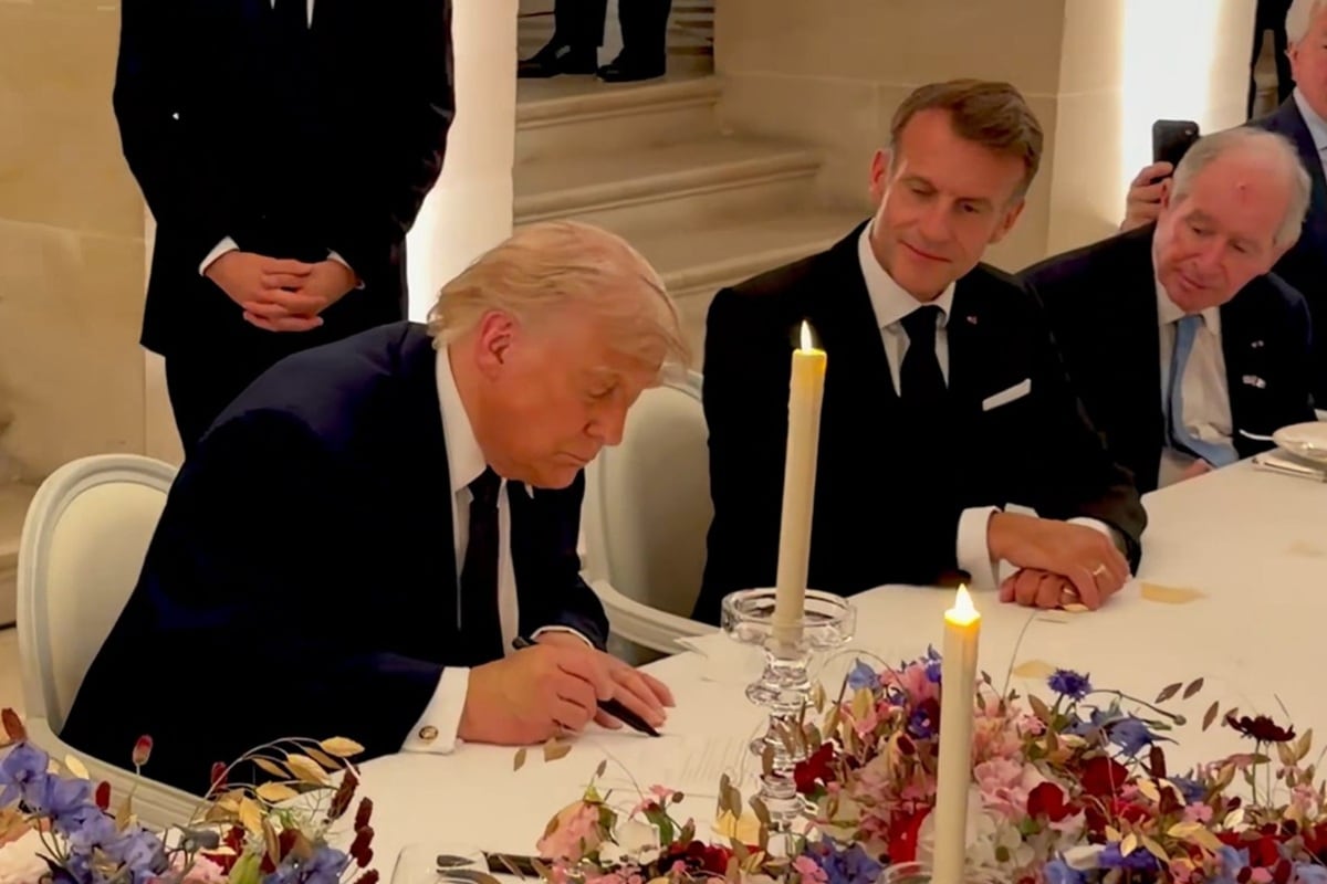 El presidente de Estados Unidos, Donald Trump, firmando el acuerdo con Irán junto a su homólogo de Francia Emmanuel Macron, en el Palacio de Versalles, Francia, el 17 de junio de 2026. (X @Scavino47 / EFE)