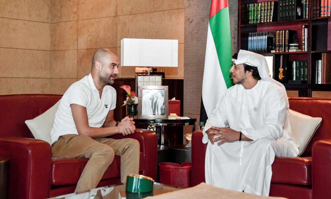E jeque Mansour bin Zayed Al Nahyan y el técnico de Manchester City, Pep Guardiola.