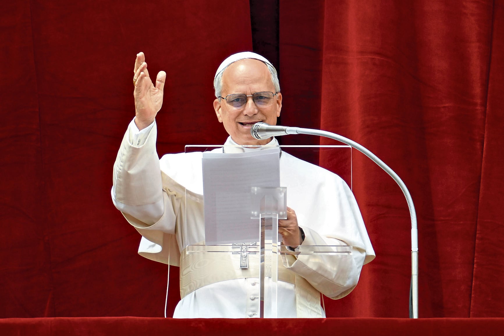 El papa León XIV reza en el Regina Caeli , en la Basílica de San Pedro. EFE/EPA/VATICAN