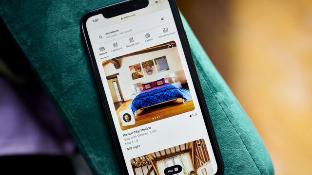 Airbnb sufre mayor caída en un año por débiles perspectivas de viajes