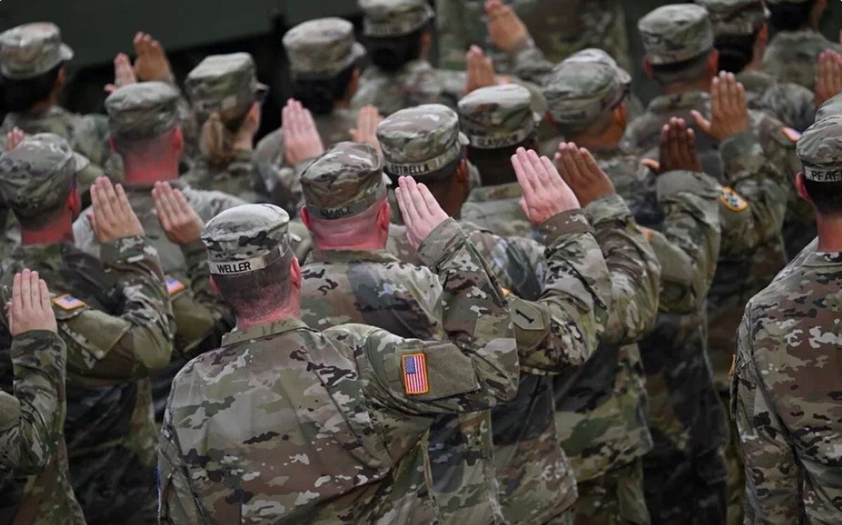 Donald Trump pidió transformar ciudades ‘peligrosas’ en zonas de adiestramiento y Hegseth anunció el fin de la era ‘woke’ en el Ejército. Foto: EFE/EPA/Kenny Holston.