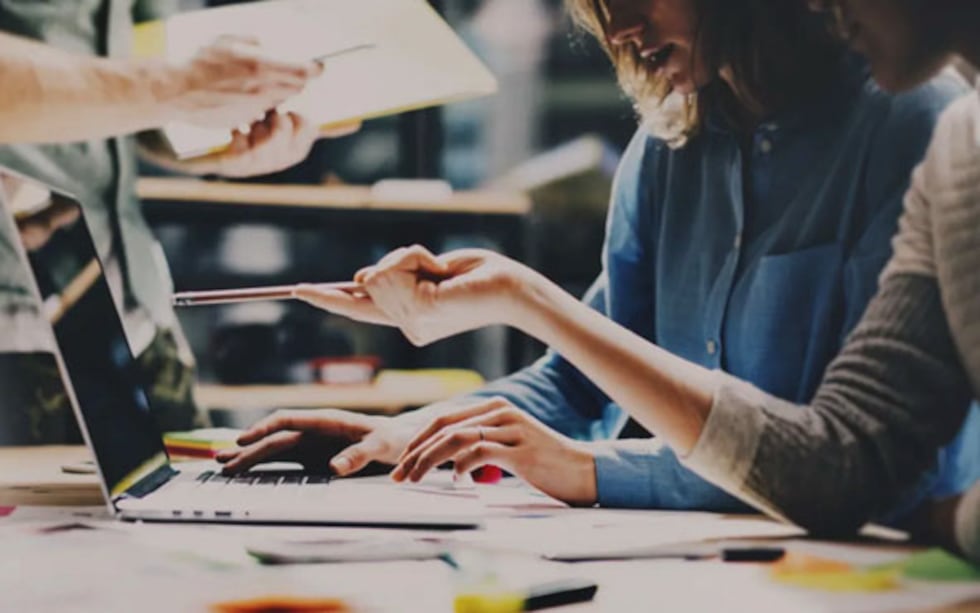 Mentoría y tutoría: Impulsa programas de mentoría que permita la transferencia de conocimientos y construcción de habilidades de profesionales que necesiten desarrollar sus habilidades digitales. Foto: Freepick