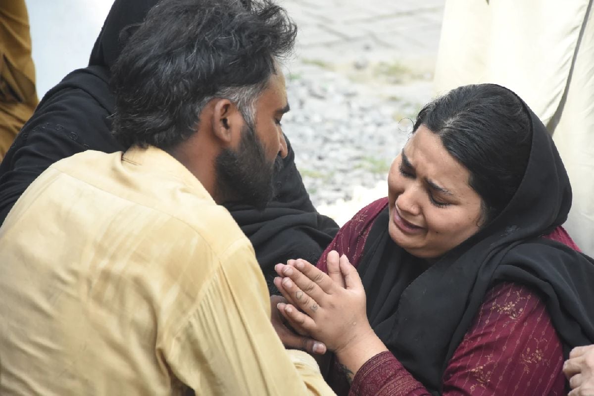Unos padres reaccionan tras la muerte de su hijo en un incendio en un hospital de Islamabad, Pakistán, el 26 de agosto de 2026. (Foto: AP)