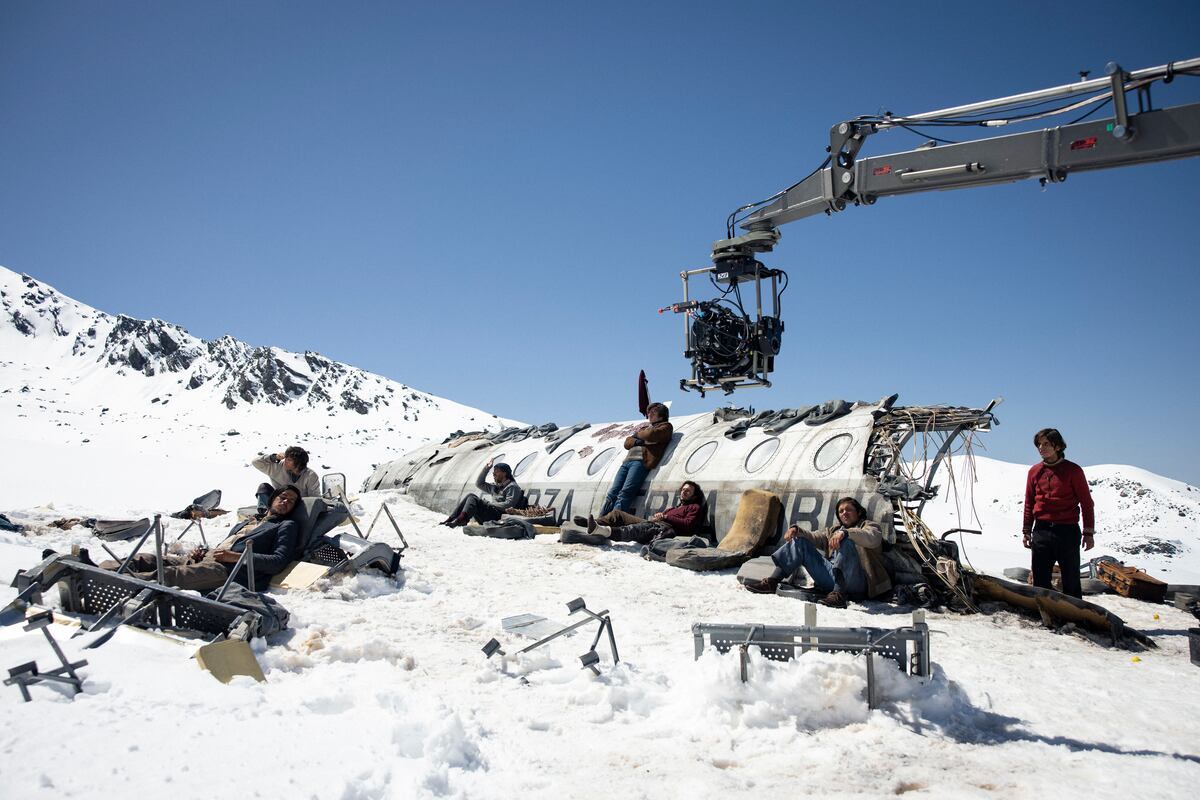 La producción de "La sociedad de la nieve" llevó los restos de un avión a una montaña de Sierra Nevada para grabar la película (Foto: Netflix)