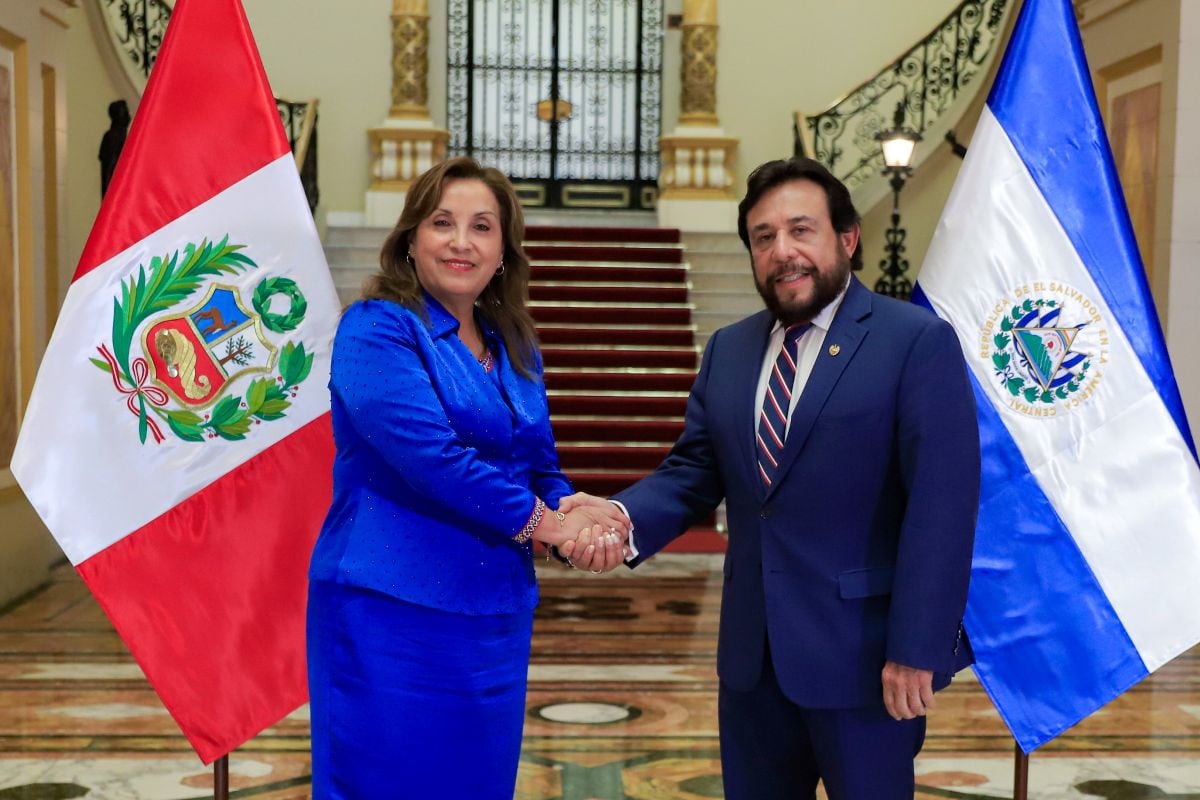La presidenta de la República, Dina Boluarte, se reunió este jueves con el vicepresidente de la República de El Salvador, Félix Ulloa Garay. Foto: Presidencia.