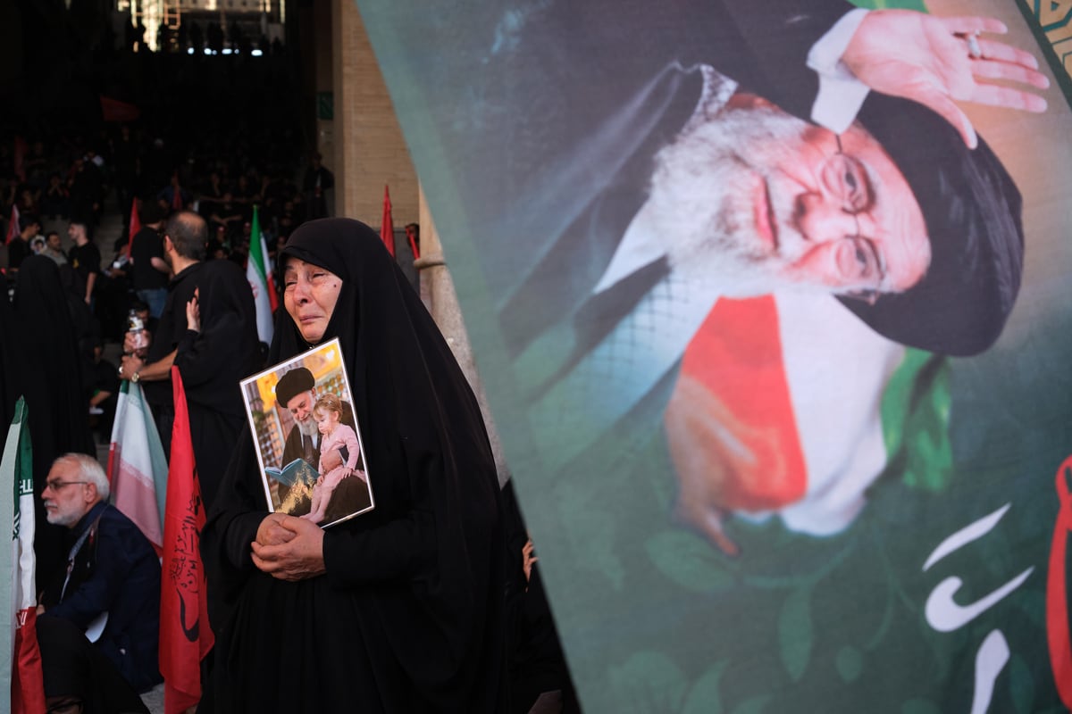 Una mujer asiste a los rezos funerarios del asesinado líder supremo de Irán Alí Jameneí en la mezquita Mosala de Teherán (Irán) este domingo. Irán celebró el rezo fúnebre por el asesinado líder supremo Alí Jameneí que contó con la participación de decenas de miles de personas, entre ellos altos cargos del país, en el segundo día de los funerales públicos en el resonaron las llamados de venganza contra Estados Unidos e Israel. EFE/Jaime León