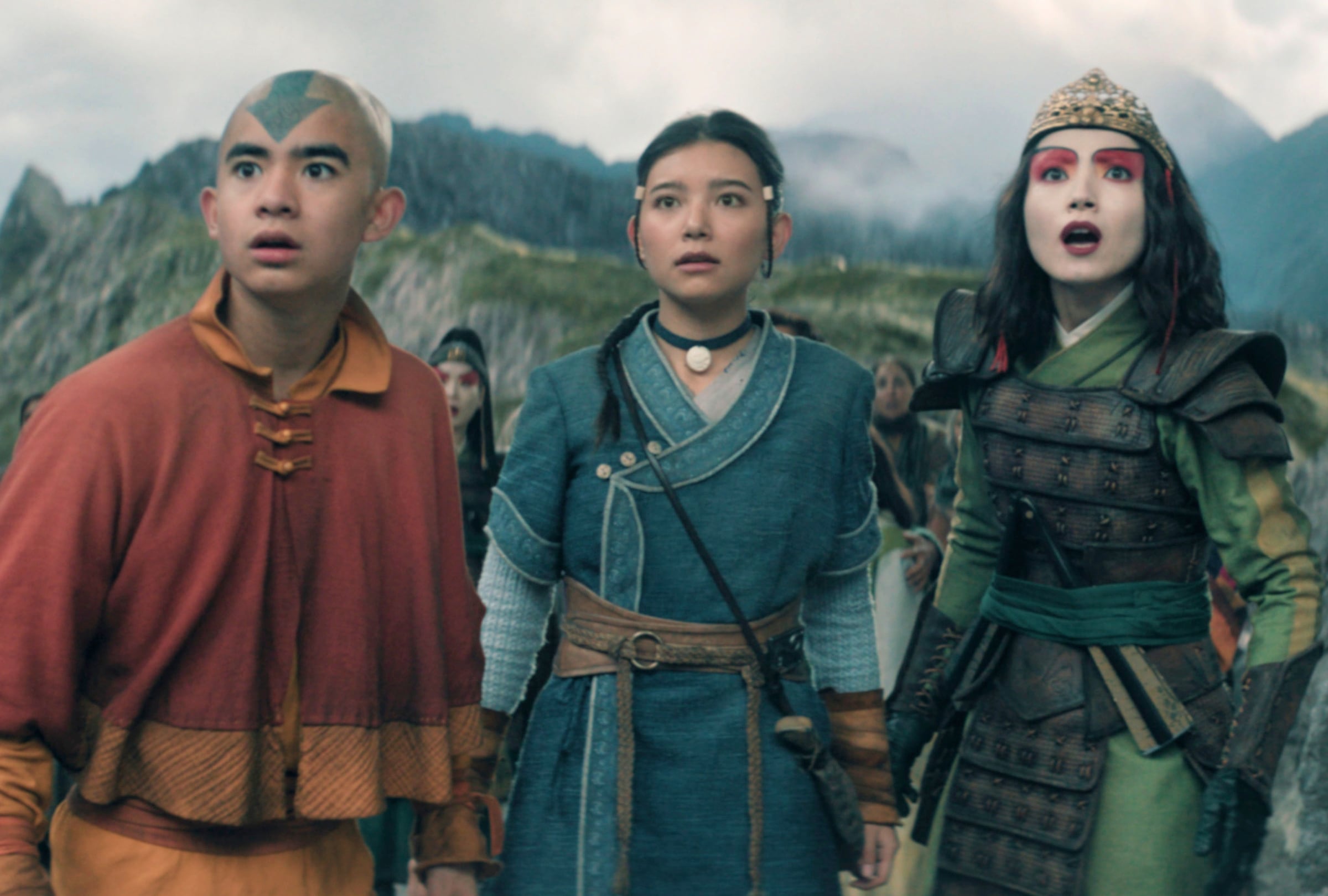 Aang (Gordon Cormier), Katara (Kiawentiio) y Suki (Maria Zhang) en una escena de la temporada 2 de la serie live-action "Avatar: The Last Airbender" (Foto: Netflix / Nickelodeon Productions)