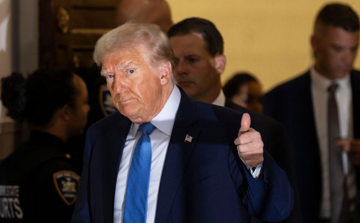 El expresidente estadounidense Donald J. Trump sale de la sala del tribunal durante una pausa en su testimonio en el juicio por fraude civil que se está llevando a cabo en la Corte Suprema del Estado de Nueva York en Nueva York, Nueva York, EE. UU., el 6 de noviembre de 2023 | Foto: EFE/EPA/JUSTIN LANE