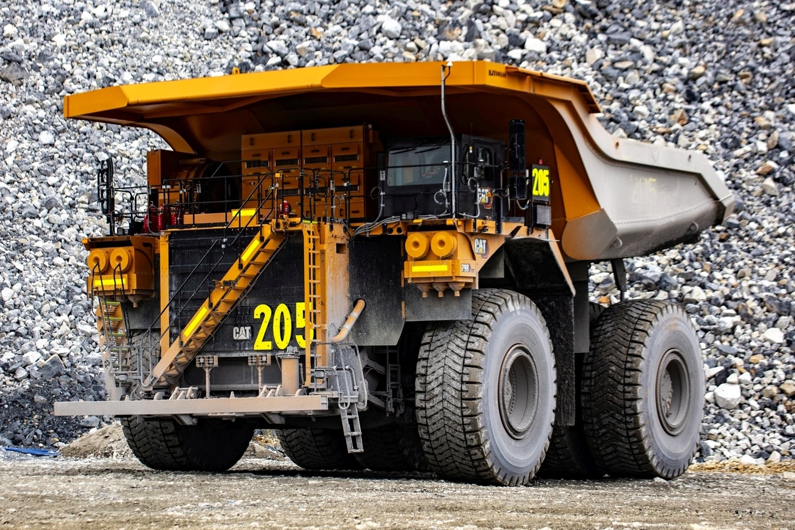 Antamina incorporó 27 camiones Caterpillar CAT 798 a su operación en Áncash, elevando a 45 unidades su flota de equipos ultraclass con capacidad para transportar hasta 400 toneladas por viaje. Foto: Ferreyros.
