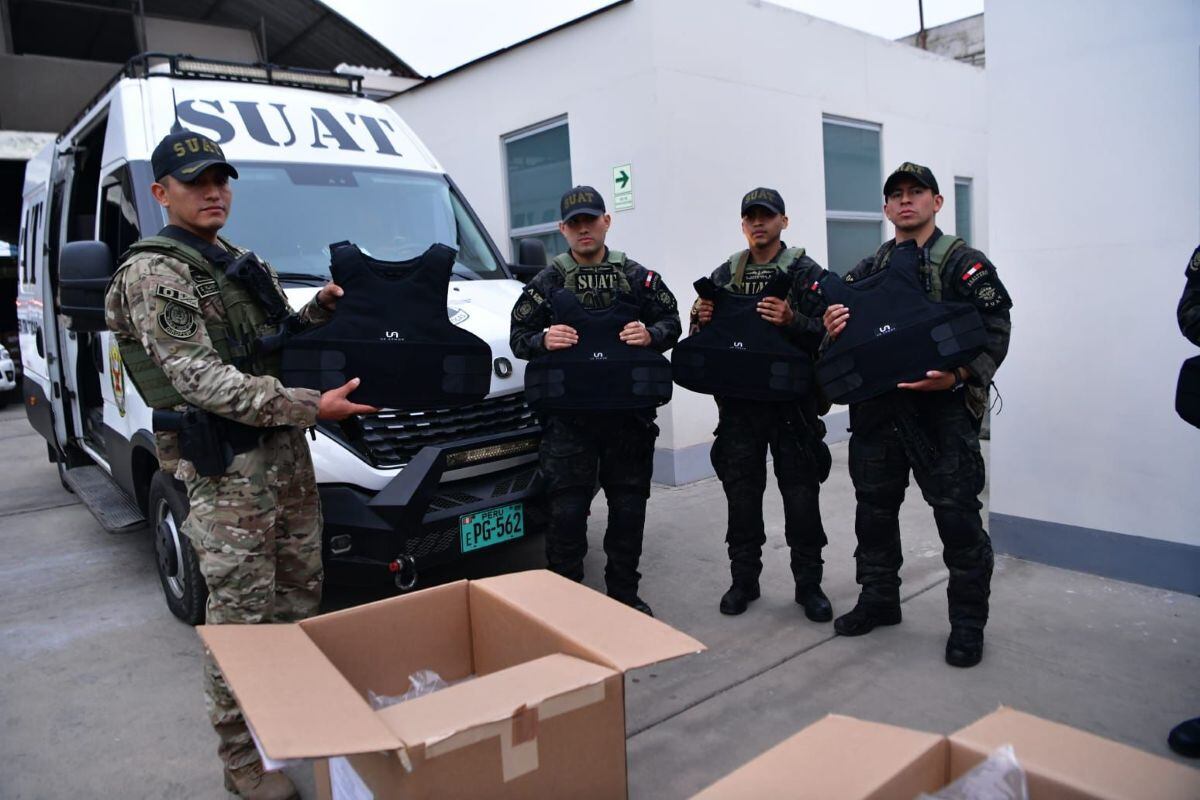 El ministro Malaver informó que se adquirieron más de 3,000 chalecos antibalas y que se gestionan donaciones adicionales para reforzar la seguridad policial. Foto: Mininter.