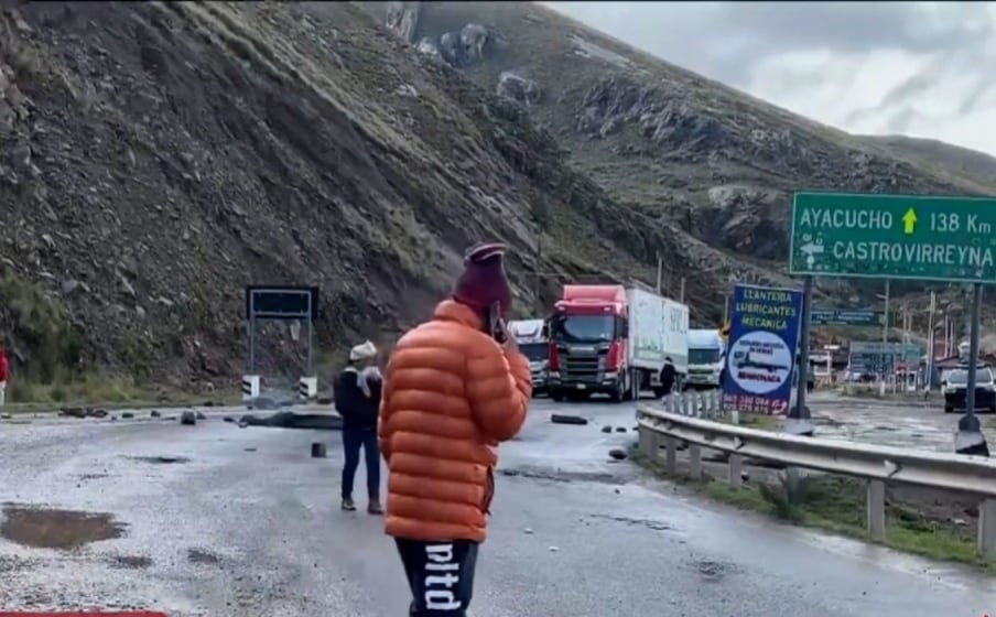 Manifestantes bloquean Vía Libertadores: exigen expediente técnico y presupuesto vial. Foto: Captura/América Noticias