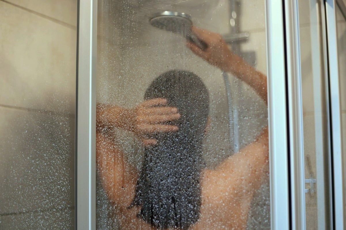 La presión del agua, el tipo de agua y el momento del día también pueden influir en cuánto tiempo permanece una persona bajo la ducha. (Foto referencial: Freepik)