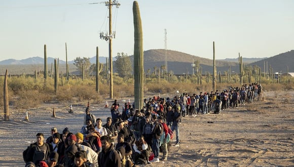 Migrantes hacen fila afuera de un centro de la Border Patrol en la frontera entre México y Estados Unidos.