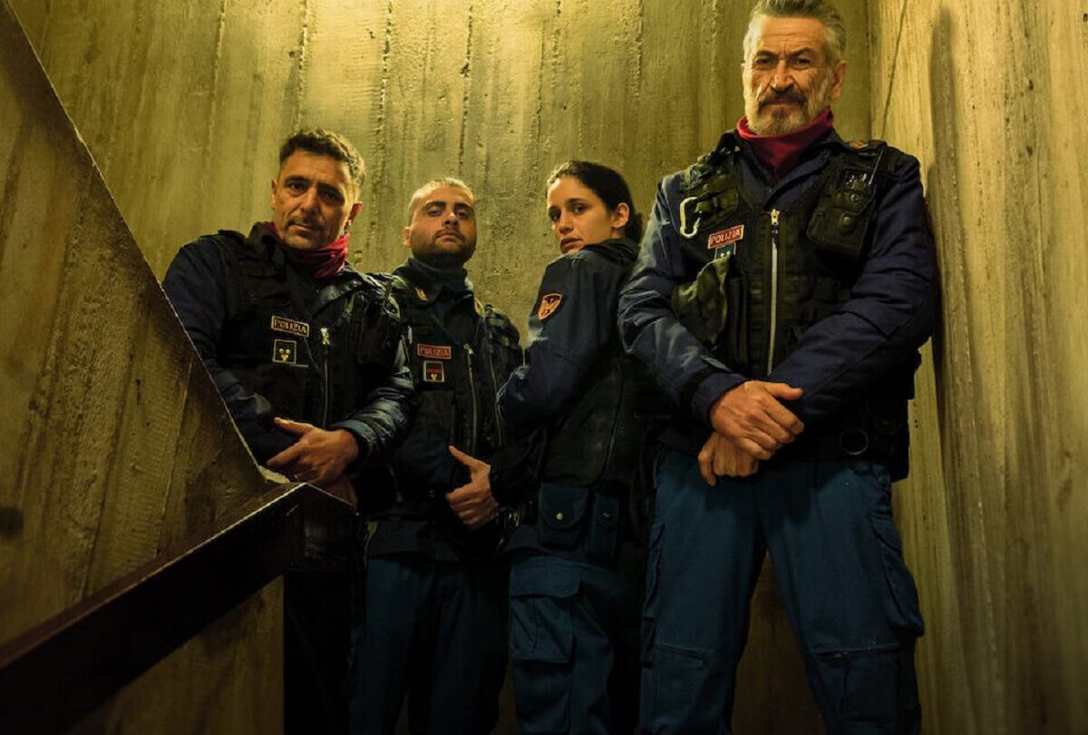 Adriano Giannini, Pierluigi Gigante, Valentina Bellè y Marco Giallini conforman el elenco principal de la serie italiana "Desorden público" (Foto: Netflix)