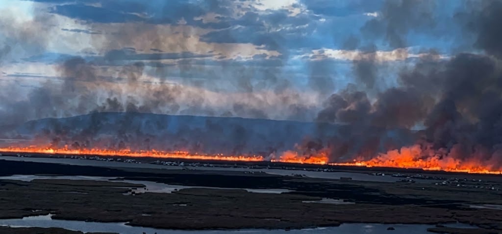 La emergencia se registra cerca de las islas de los Uros, en el lago Titicaca. El incendio amenaza las viviendas de la zona, mientras personal de la Marina de Guerra se dirige al lugar. Foto: Captura Canal N.