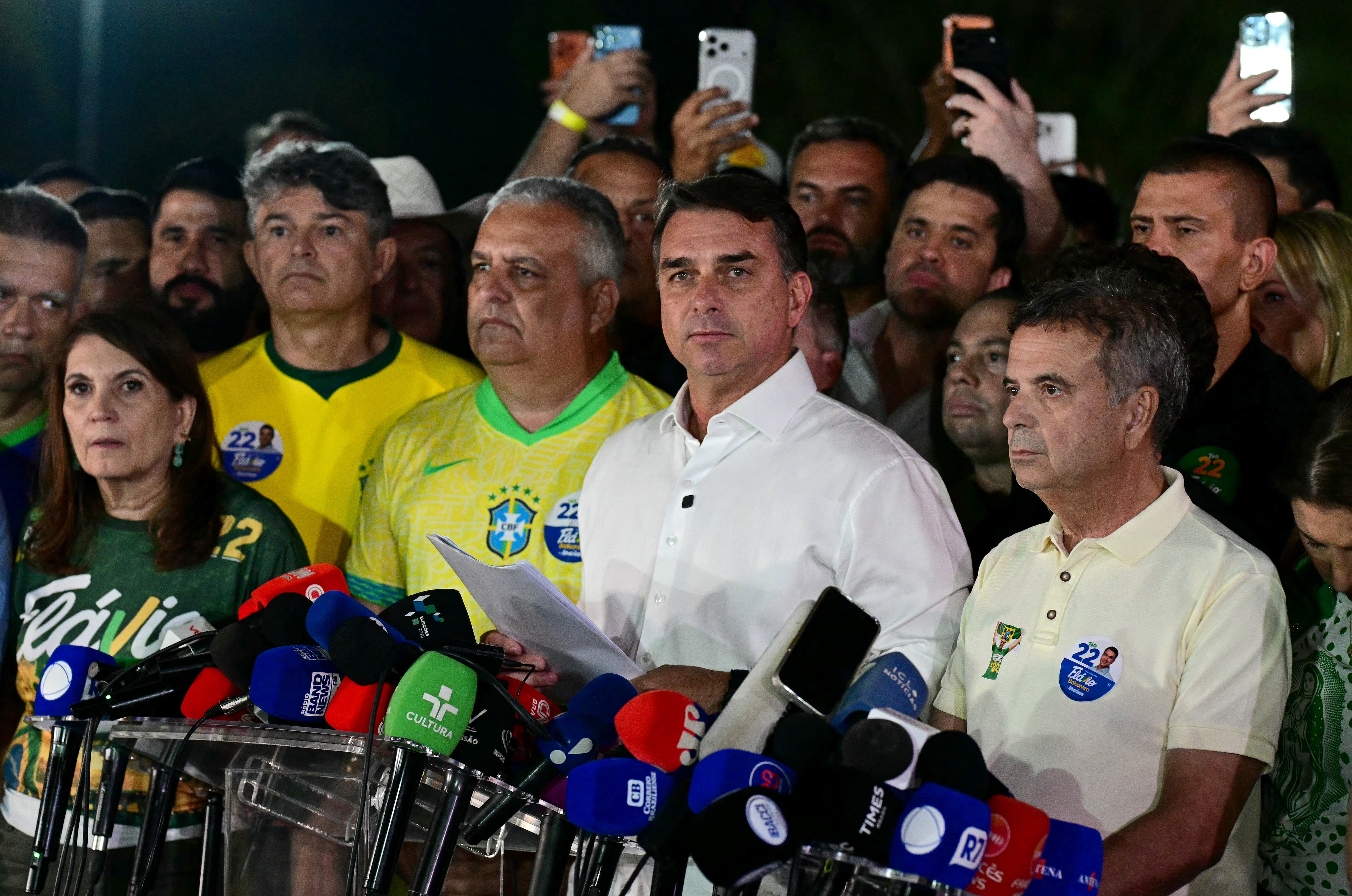Flávio Bolsonaro reacciona tras conocer los resultados de la segunda vuelta de las elecciones presidenciales en Brasil, el 25 de octubre de 2026. (Foto de Pablo PORCIUNCULA / AFP).