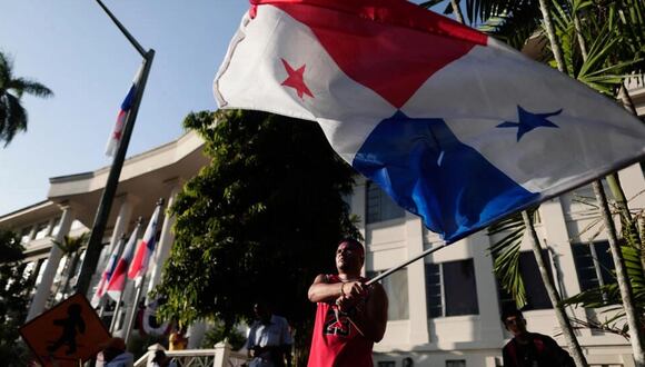Una persona ondea una bandera de Panamá tras la decisión de la Corte Suprema de declarar incostitucional el contrato de concesión de la mina de cobre más grande de Centroamérica en Ciudad de Panamá © Roberto Cisneros / AFP