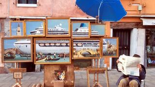 Banksy irrumpe en la Bienal de Venecia con una instalación que critica el problema de los cruceros de la ciudad