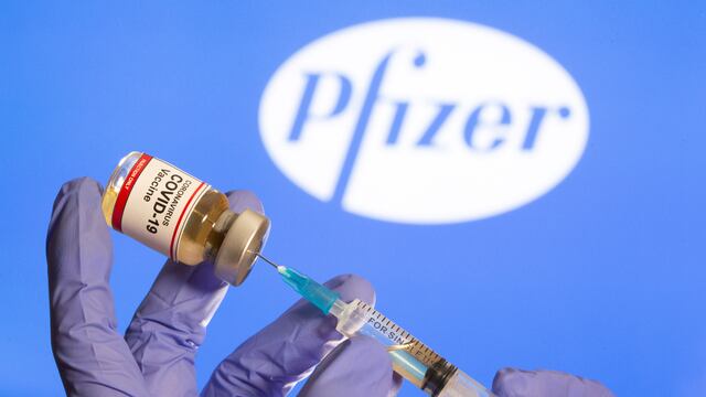Vacuna de Pfizer tiene eficacia de 97% contra casos sintomáticos de COVID-19