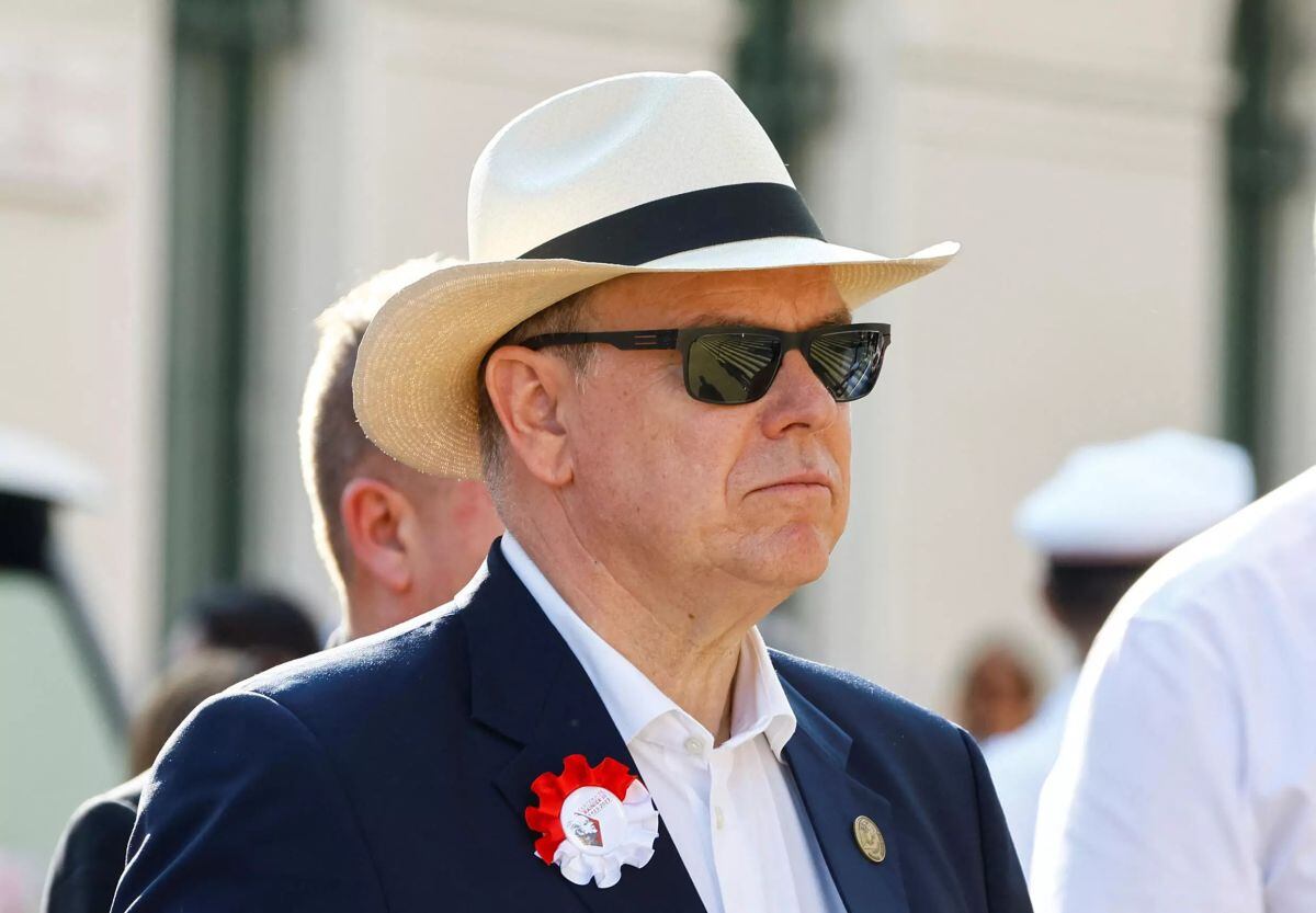 El príncipe Alberto asiste a una ceremonia conmemorativa del nacimiento de su padre, el fallecido príncipe Rainiero, e 31 de mayo de 2023 en Mónaco. (FOTO: AFP/Archivos)