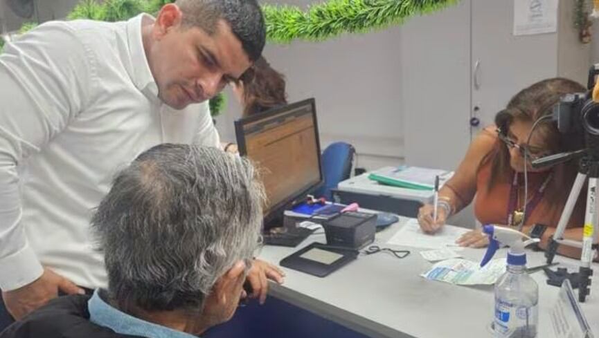 Alberto Fujimori acudió a Reniec acompañado por su abogado Elio Riera. Foto: Difusión