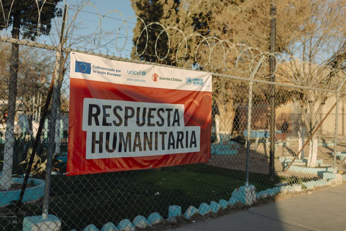 Un cartel frente a la Casa del Migrante enumera las organizaciones humanitarias internacionales que ofrecen asistencia al grupo. Fotógrafo: Mariceu Erthal/Bloomberg
