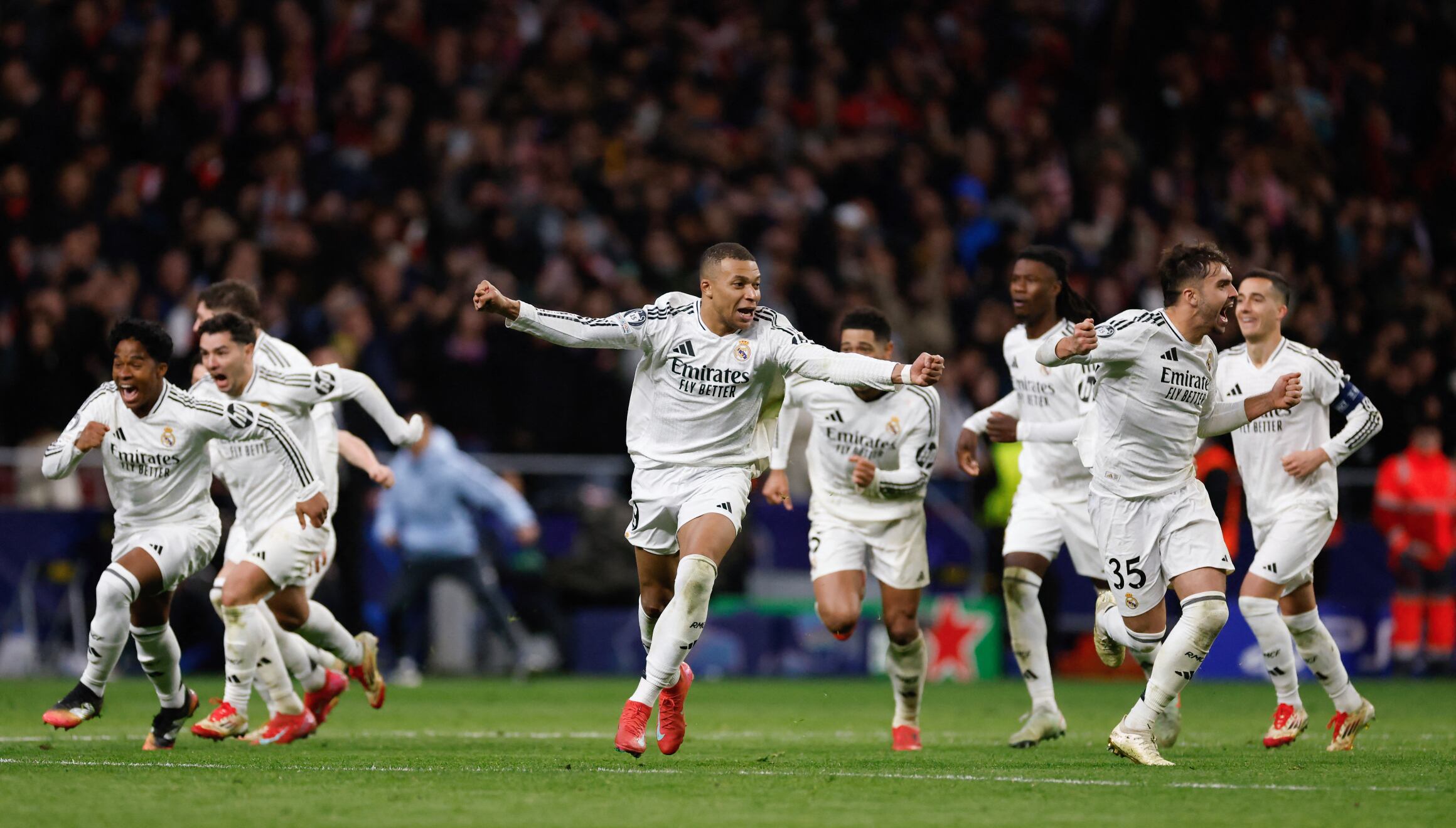 Kylian Mabppé celebra la clasificación a los cuartos de final de la Champions League con el resto de sus compañeros (Foto: AFP)