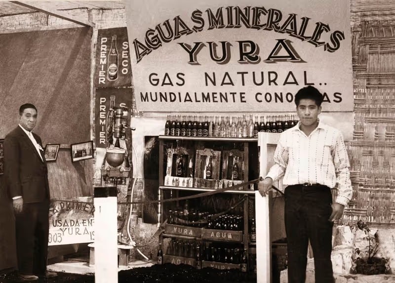 En sus primeros años, Empresa Yura producía alrededor de 20 cajas diarias con una llenadora de una sola válvula, en un proceso que todavía se realizaba de forma manual.