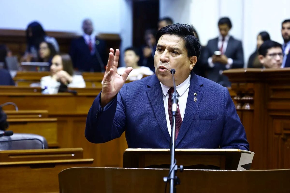 El ministro del Interior, Vicente Tiburcio, se presentó ante la Comisión de Fiscalización para responder por una cena no registrada del presidente José Jerí. Foto: Andina.