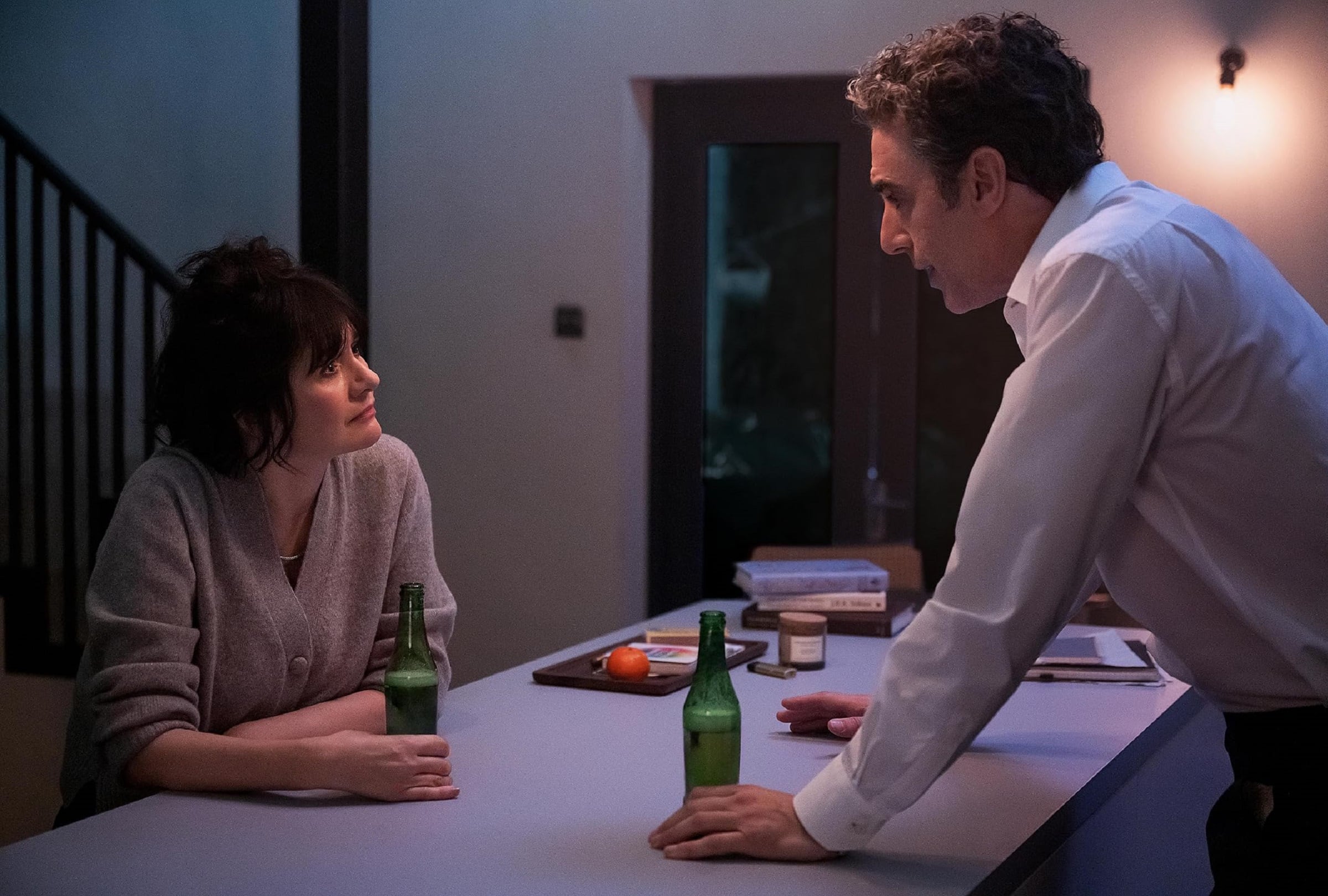 Emily Mortimer y Sacha Baron Cohen son parte del reparto principal de la película comedia "Las damas primero" (Foto: Netflix)
