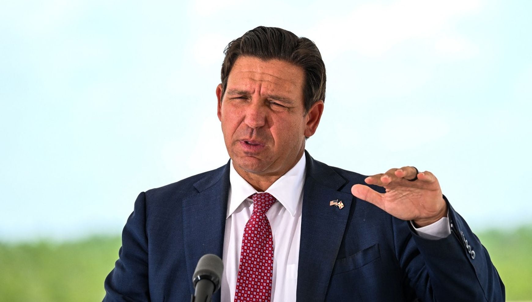 DeSantis pidió a los residentes preparar un plan familiar de emergencia y revisar que su kit de suministros para huracanes esté completo (Foto: Chandan Khanna / AFP)