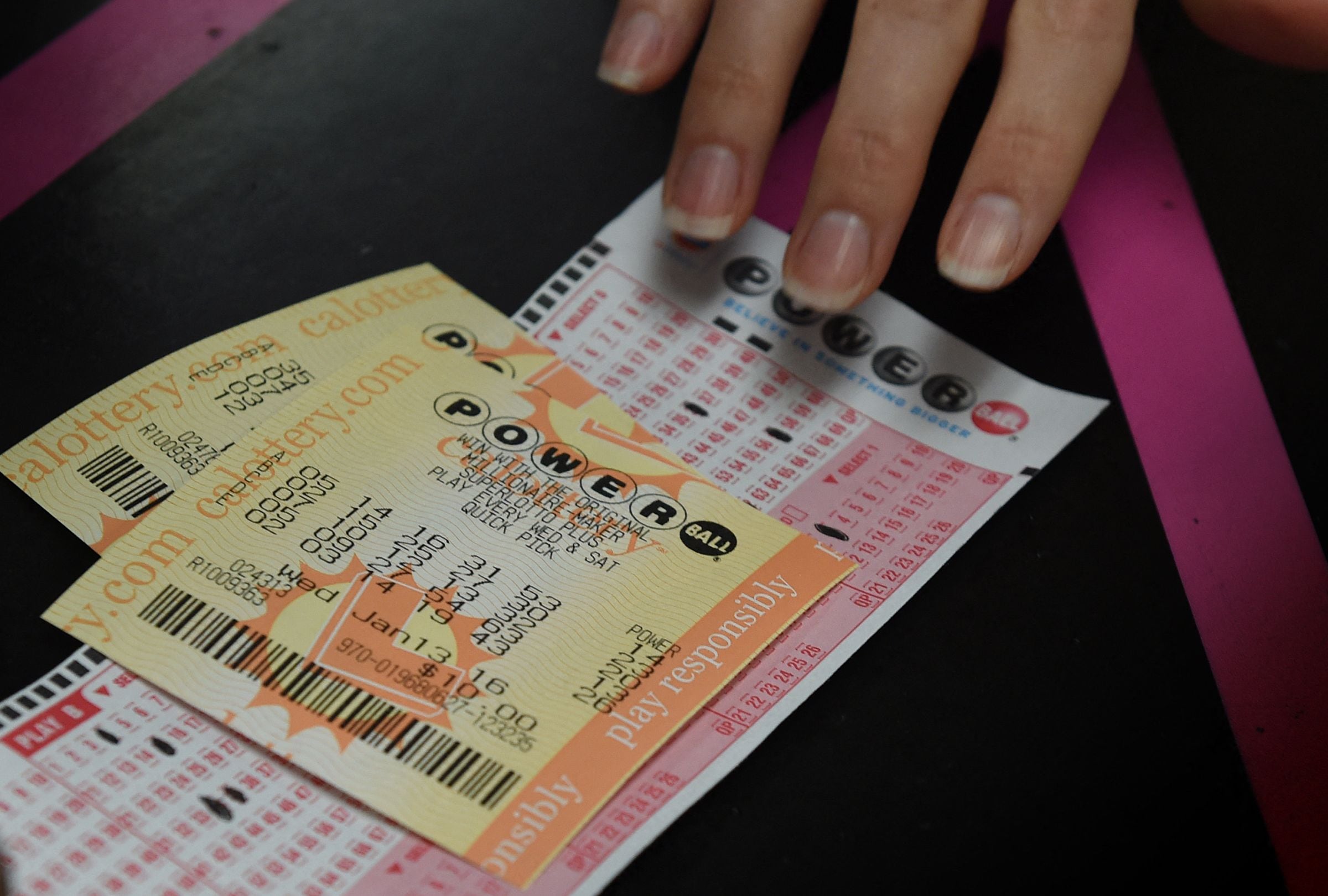 En esta nota conocerás los resultados del sorteo del Powerball del sábado 13 de diciembre y descubrir si alguien se quedó con el premio mayor. (Foto: MARK RALSTON / AFP)