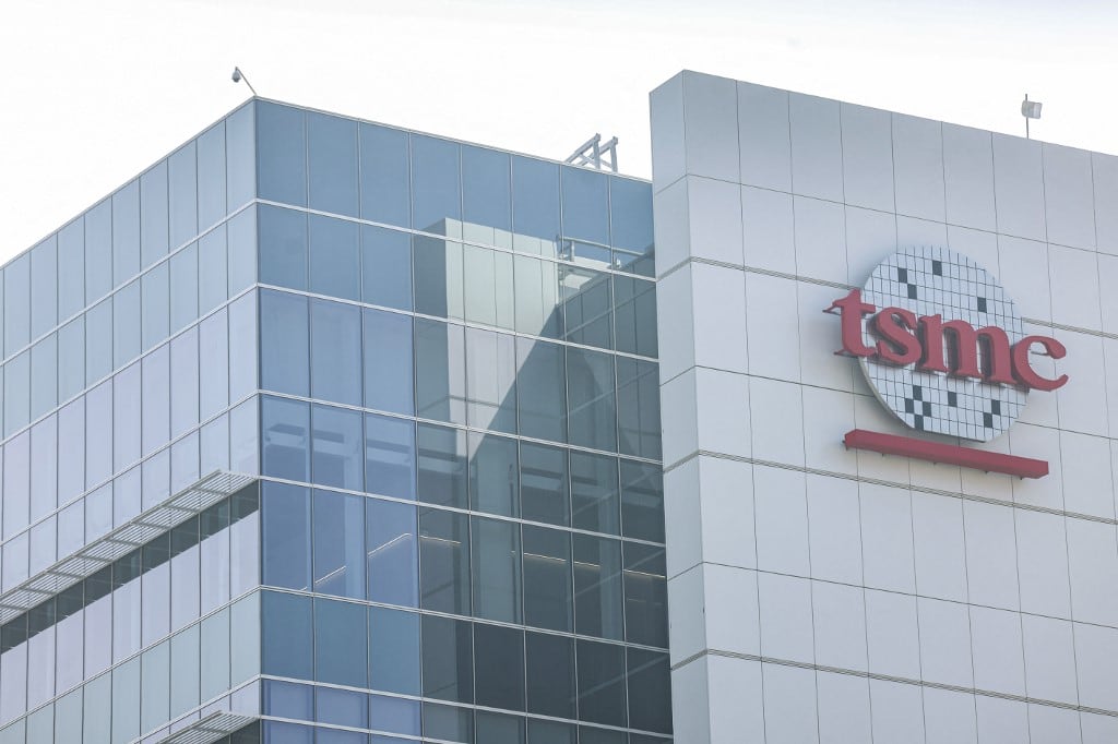 El logotipo de Taiwan Semiconductor Manufacturing Company (TSMC) se puede ver en su planta de fabricación de 2 nanómetros en el Parque Industrial Tecnológico de Nanzih en Kaohsiung, el 23 de diciembre de 2025. (Foto de I-Hwa Cheng / AFP)