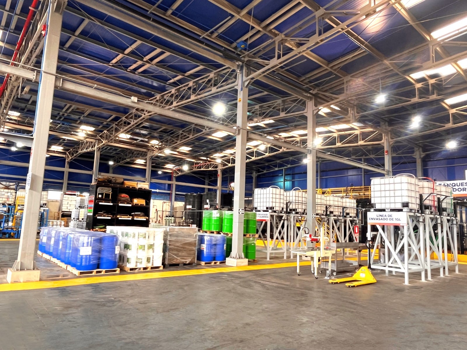 La nueva planta incorpora tecnología orientada al control de emisiones vehiculares.